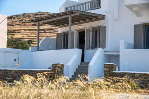 Property building, Day, Balcony/Terrace