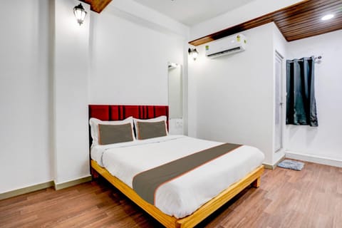 Bed, Photo of the whole room, Bedroom, towels, air conditioner