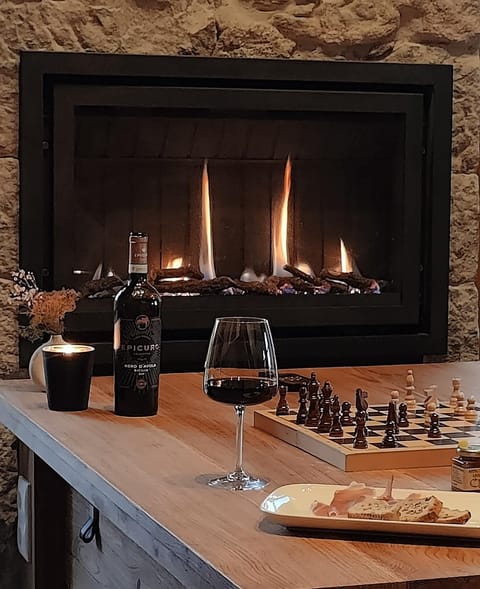 Dining area, Alcoholic drinks, fireplace