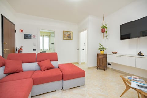 Communal lounge/ TV room, TV and multimedia, Living room, Seating area, Evening entertainment