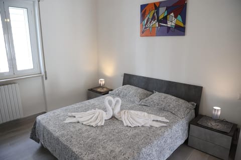 Bed, Bedroom, internet, towels