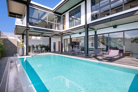 Property building, Patio, Day, Swimming pool, Swimming pool, sunbed