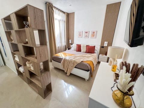 Bed, TV and multimedia, View (from property/room), Photo of the whole room, Decorative detail, Bedroom, heating, internet, air conditioner