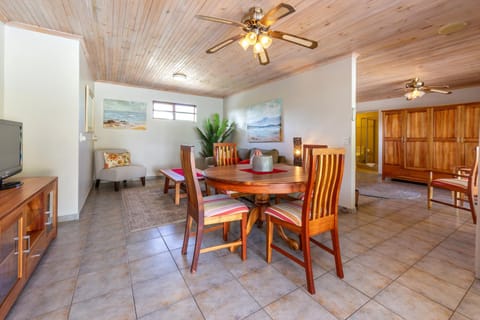 TV and multimedia, Living room, Seating area, Dining area