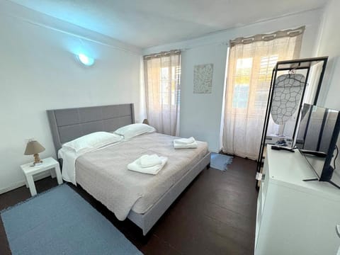 Bed, TV and multimedia, Bedroom, wardrobe