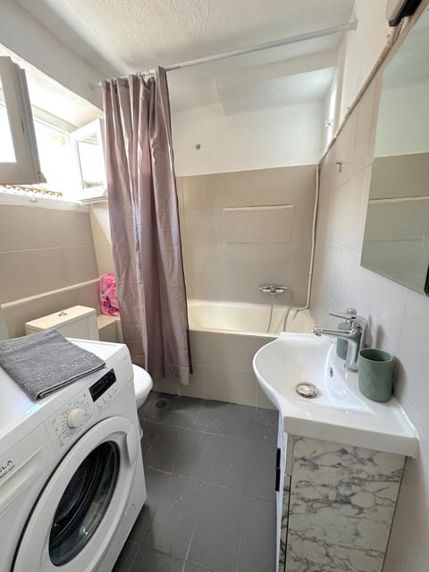 Bathroom, washing machine