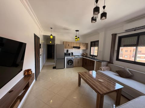 Communal lounge/ TV room, TV and multimedia, Kitchen or kitchenette, Living room, Seating area, Dining area, minibar, oven, stove