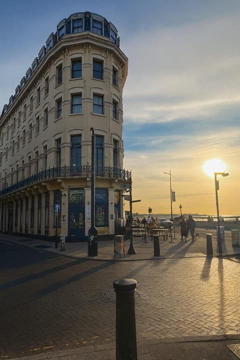 Property building, Nearby landmark, Spring, Day, Night, Winter, Summer, Seating area, Beach, Beach, Autumn, Sea view, Seasons, Location, Sunrise, Sunset
