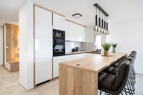 Kitchen or kitchenette, Dining area, oven, stove