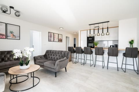 Kitchen or kitchenette, Living room, Seating area, Dining area