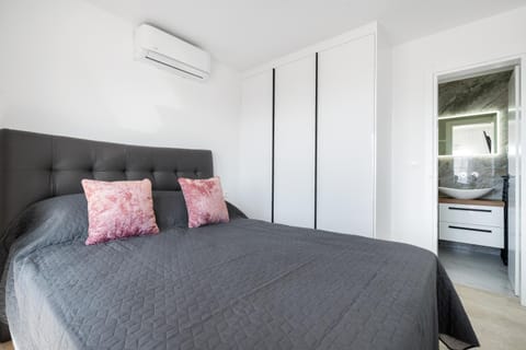 Bed, Bedroom, air conditioner