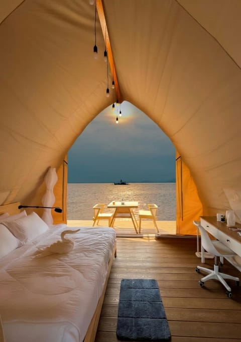 Photo of the whole room, Sea view