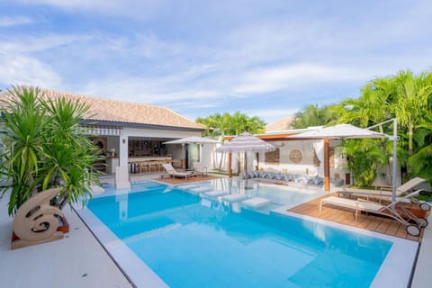 Patio, Day, Spa and wellness centre/facilities, Pool view, Swimming pool, sunbed