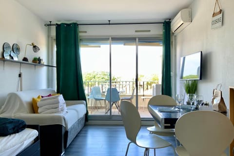 Patio, TV and multimedia, Balcony/Terrace, Living room, Seating area, Dining area, air conditioner