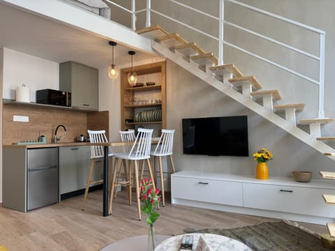TV and multimedia, Kitchen or kitchenette, Dining area, stove