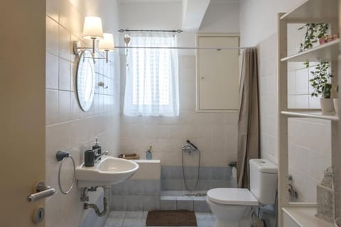 In the Heart of the Port Area Apartment in Pireas