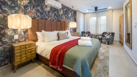 Bed, Photo of the whole room, Seating area, Bedroom, air conditioner