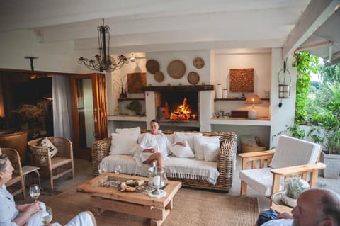 Seating area, fireplace