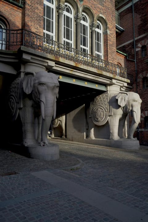 Nearby landmark, Landmark view