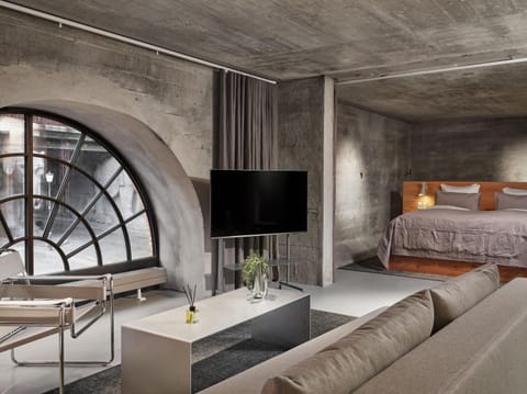 Bed, TV and multimedia, View (from property/room), Seating area, Bedroom, Landmark view