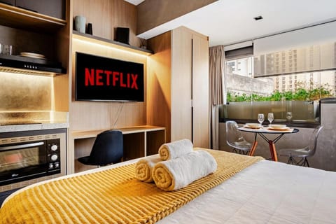 Bed, TV and multimedia, Kitchen or kitchenette, Photo of the whole room, Dining area, Evening entertainment, Bedroom, towels