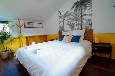Bed, Living room, Photo of the whole room, Seating area, Bedroom