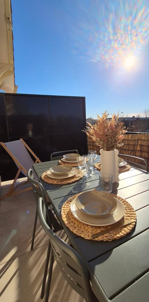 Property building, Balcony/Terrace, Balcony/Terrace