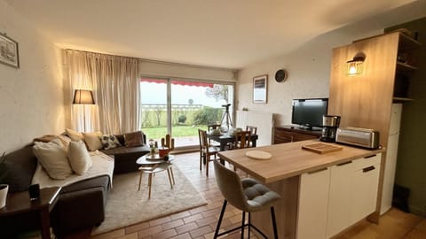 TV and multimedia, Kitchen or kitchenette, Seating area