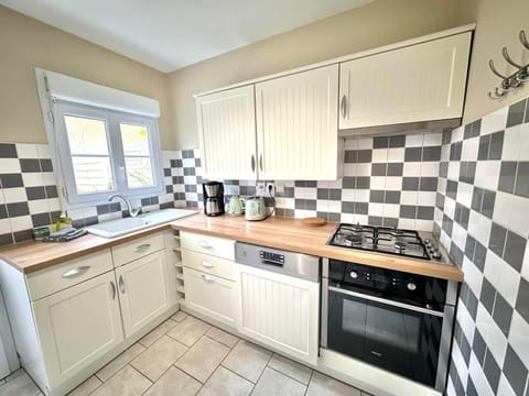 Coffee/tea facilities, Kitchen or kitchenette, oven, stove, toaster