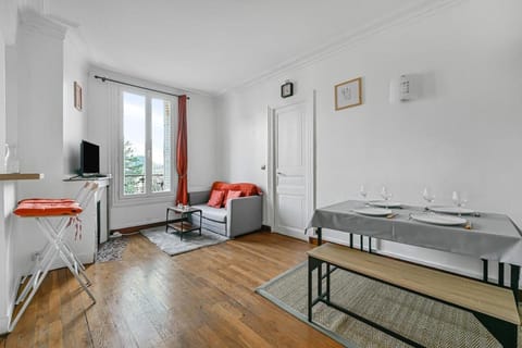 Bed, TV and multimedia, Living room, Seating area, Dining area