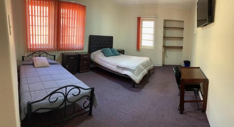 Bed, TV and multimedia, Photo of the whole room, Seating area, Bedroom