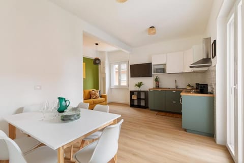 TV and multimedia, Kitchen or kitchenette, Dining area, oven, stove