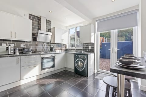 Kitchen or kitchenette, washing machine