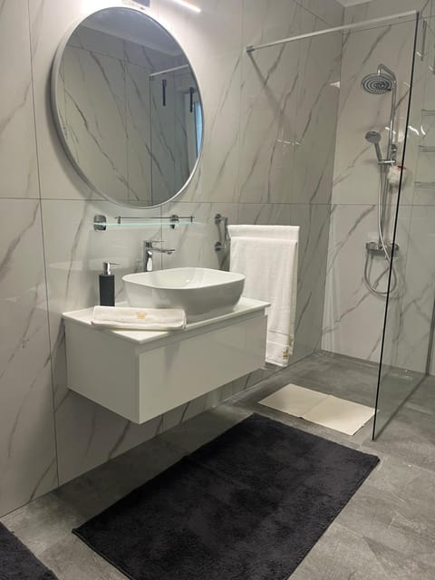 Shower, Bathroom, towels