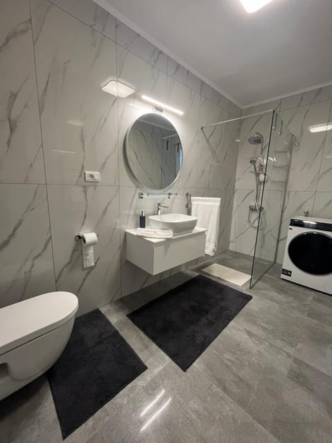 Shower, Toilet, Bathroom, towels, washing machine