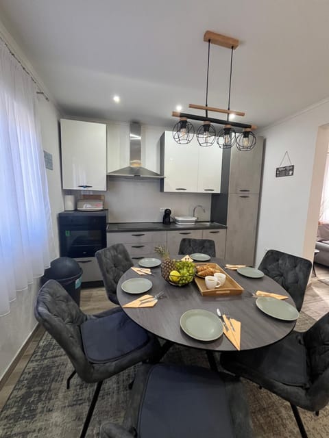 Kitchen or kitchenette, Seating area, Food, oven