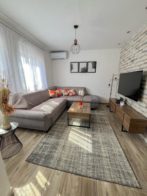 Communal lounge/ TV room, TV and multimedia, Living room, Seating area, Evening entertainment, air conditioner