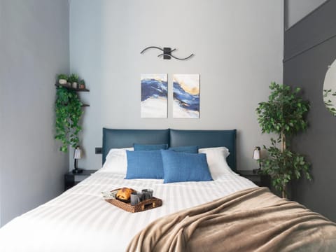 Bed, Photo of the whole room, Decorative detail, Bedroom