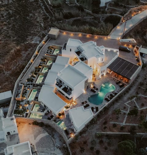 Property building, Neighbourhood, Bird's eye view, Street view, Swimming pool, Location