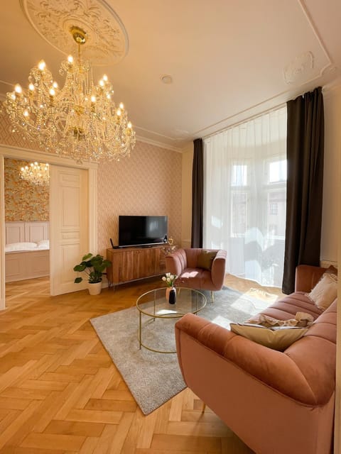 Bed, TV and multimedia, Living room, Seating area, Bedroom