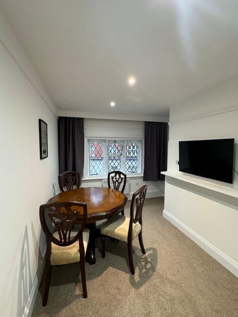 Communal lounge/ TV room, TV and multimedia, Living room, Seating area, Dining area