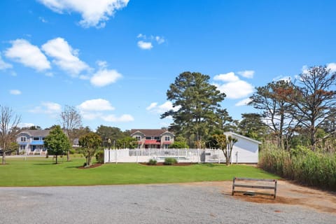 Seas the Day - Water views, Shared pool! House in Chincoteague Island
