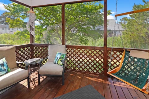 Seas the Day - Water views, Shared pool! House in Chincoteague Island