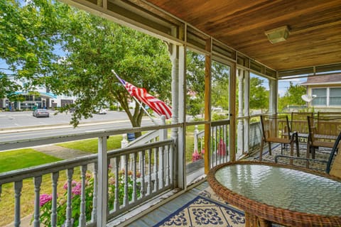 Serendipity - On main Street with screened porch! House in Chincoteague Island