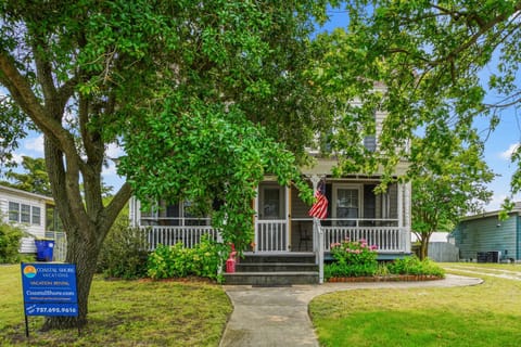 Serendipity - On main Street with screened porch! House in Chincoteague Island