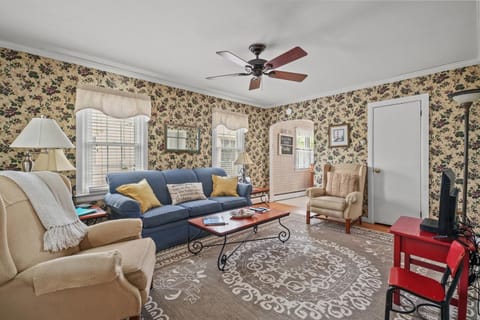 Serendipity - On main Street with screened porch! House in Chincoteague Island