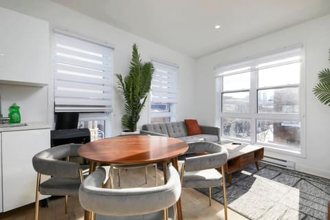 Kitchen or kitchenette, Living room, Seating area, Dining area