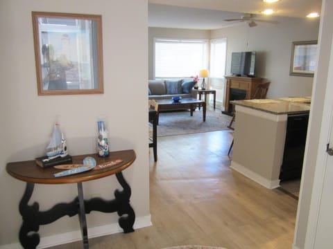 TV and multimedia, Kitchen or kitchenette, Living room, Seating area, Dining area, furniture, air conditioner