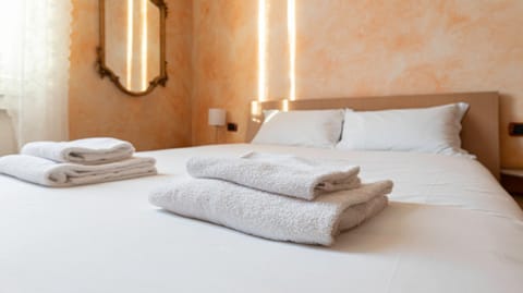 Bedroom, towels