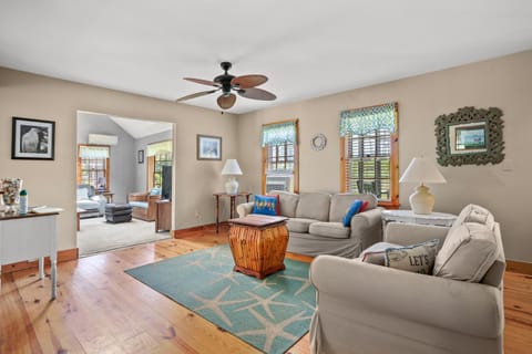 Shady Side - Water access, screened porch! House in Chincoteague Island